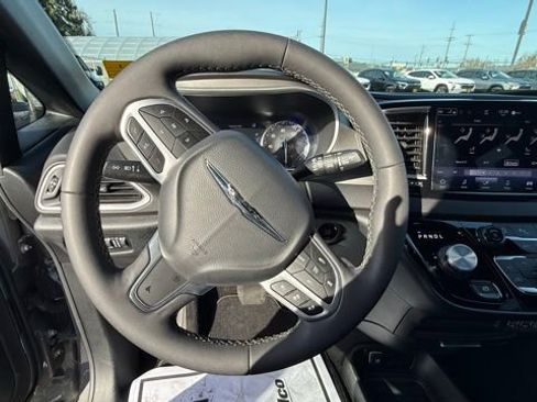 Used 2025 Chrysler Pacifica Select image 30