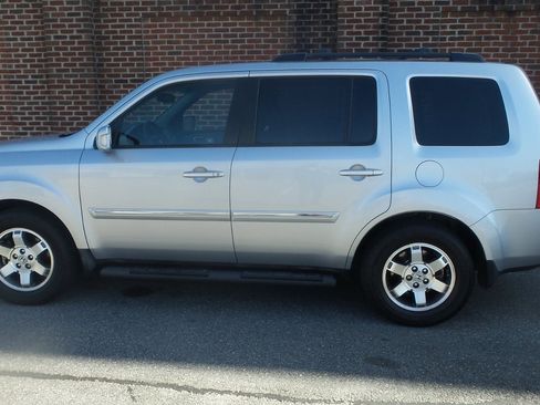 Used 2010 Honda Pilot Touring image 3