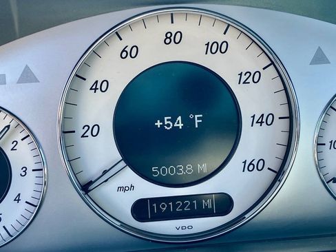 Used 2009 Mercedes-Benz E 350 4MATIC Sedan image 8