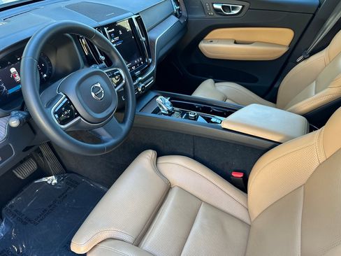 Certified 2023 Volvo XC60 B5 Ultimate w/ Climate Package image 11