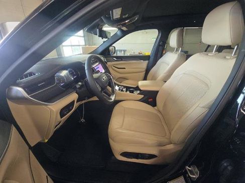 Used 2025 Jeep Grand Cherokee L Limited w/ Luxury Tech Group II image 5