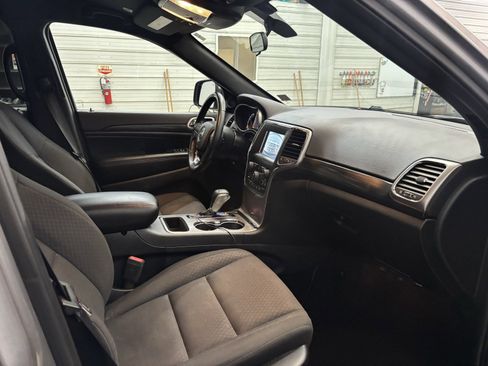 Used 2019 Jeep Grand Cherokee Laredo image 25
