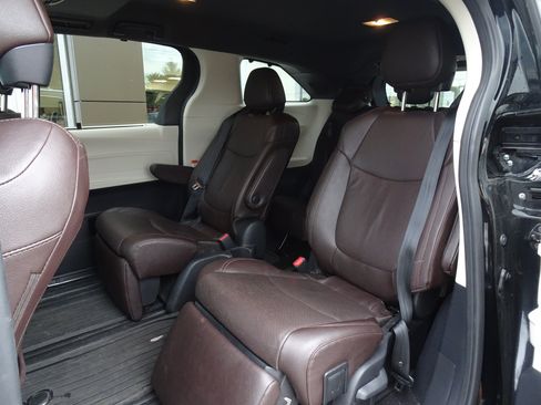 Used 2021 Toyota Sienna Platinum FWD image 9