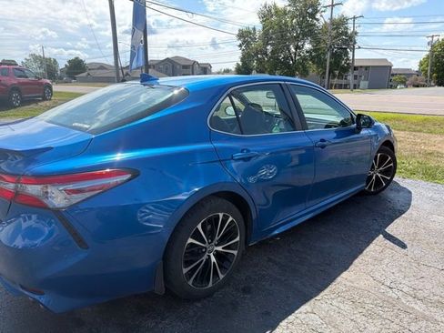 Used 2019 Toyota Camry SE w/ Convenience Package FWD image 2