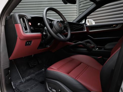 Certified 2025 Porsche Cayenne Coupe image 4
