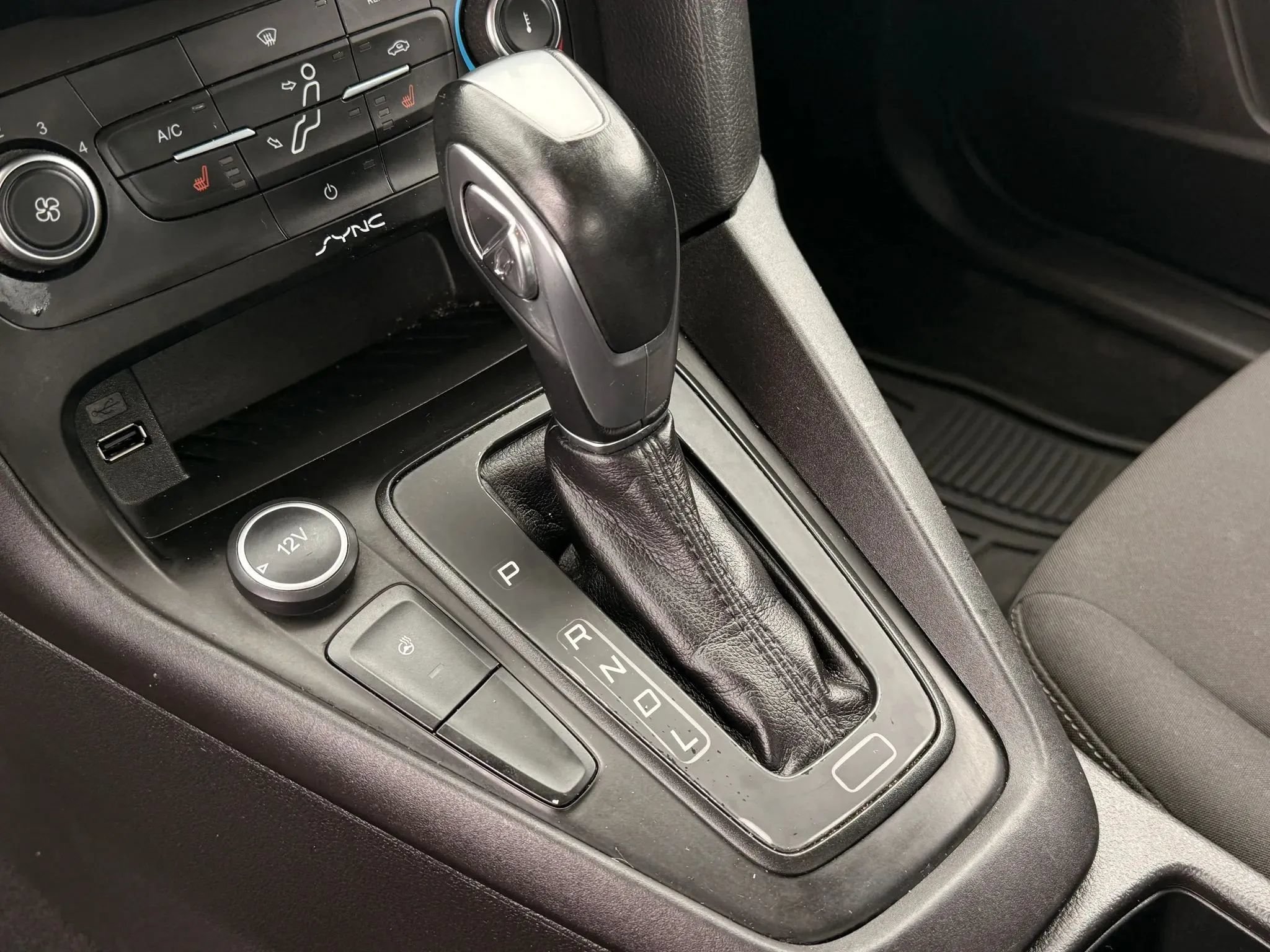 Used 2015 Ford Focus SE w/ SE Cold Weather Package FWD image 26