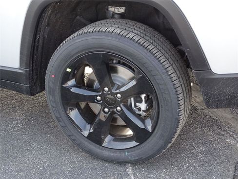 Used 2025 Jeep Grand Cherokee L Altitude image 18