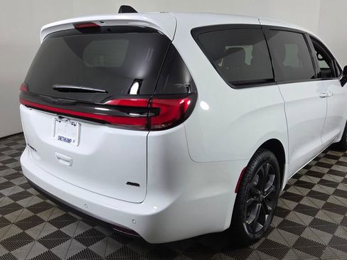 New 2026 Chrysler Pacifica Select image 7
