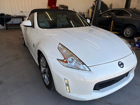 Used 2014 Nissan 370Z Touring RWD image 6
