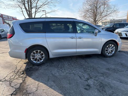 Used 2022 Chrysler Pacifica Touring-L image 6