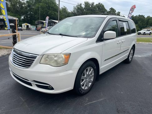 Used 2013 Chrysler Town & Country Touring FWD image 3