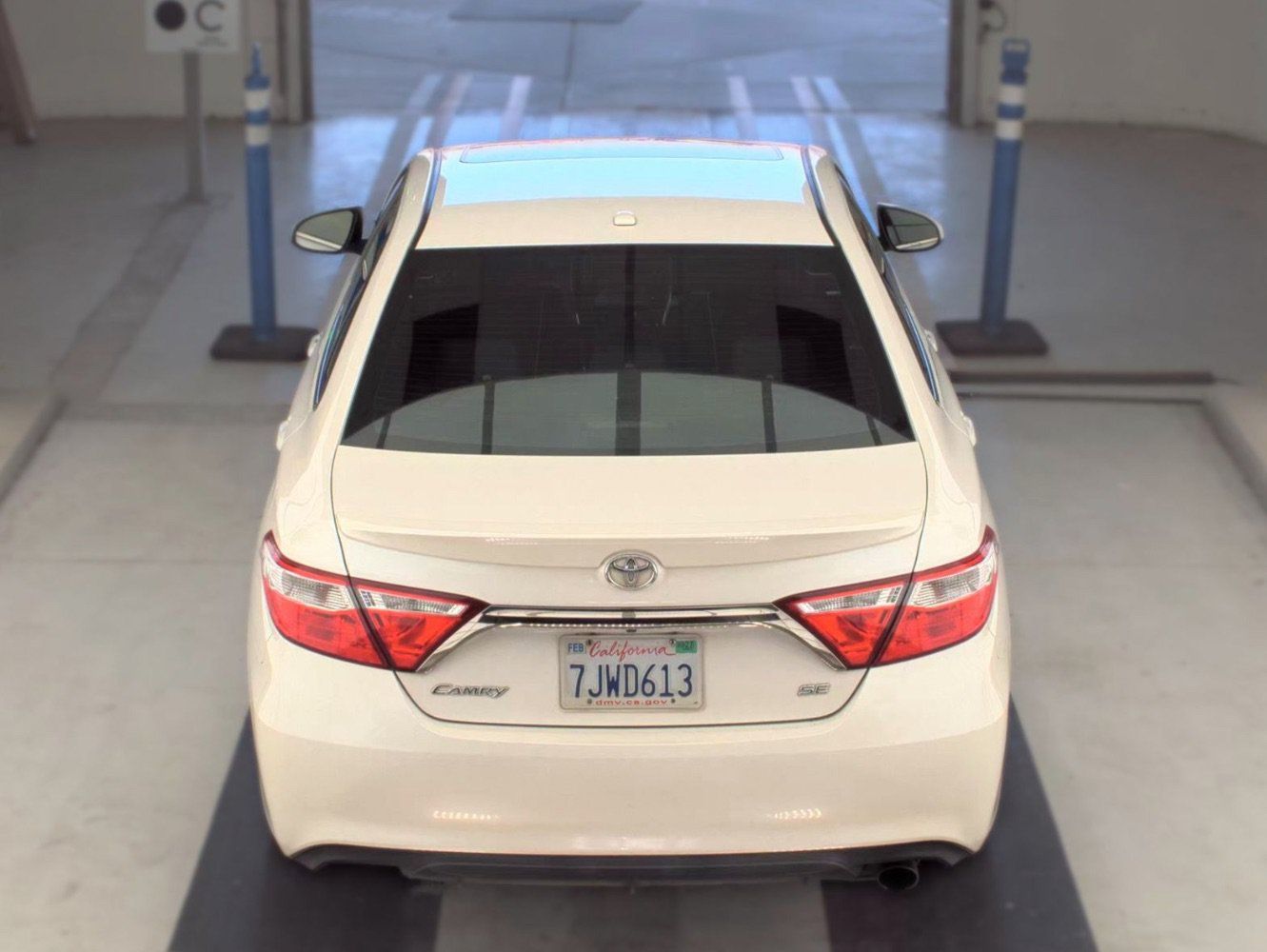 Used 2015 Toyota Camry SE w/ Moonroof Package FWD image 5