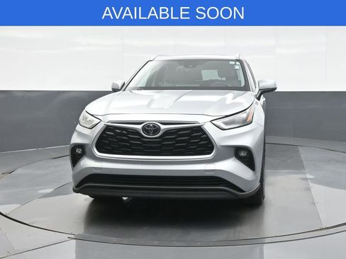 Used 2020 Toyota Highlander XLE AWD/4WD image 2