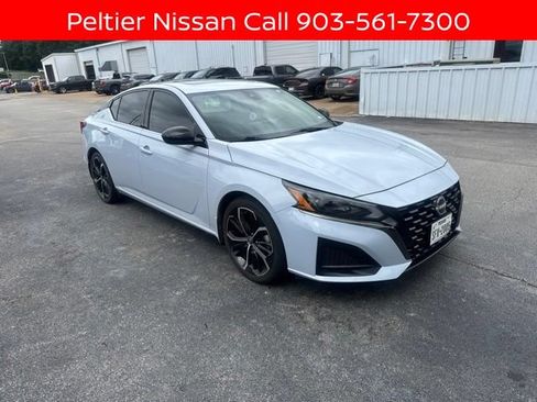 Used 2023 Nissan Altima 2.5 SR w/ SR Premium Package FWD image 1