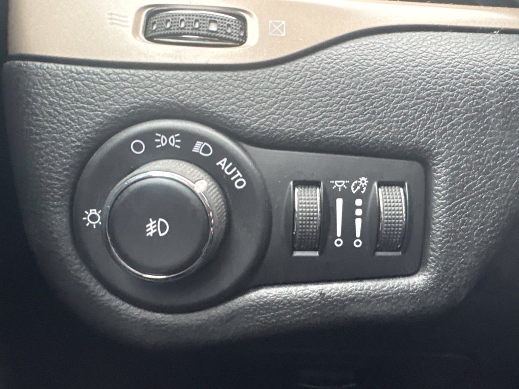 Used 2017 Jeep Cherokee Latitude w/ Cold Weather Group AWD/4WD image 17