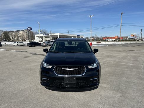 Used 2024 Chrysler Pacifica Touring-L image 6