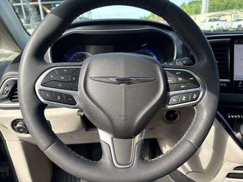 Used 2022 Chrysler Pacifica Touring-L FWD image 15