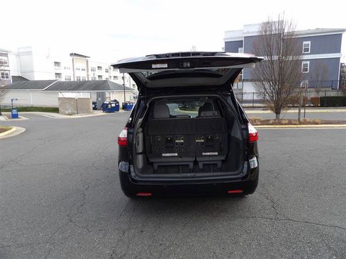 Used 2017 Toyota Sienna XLE image 9