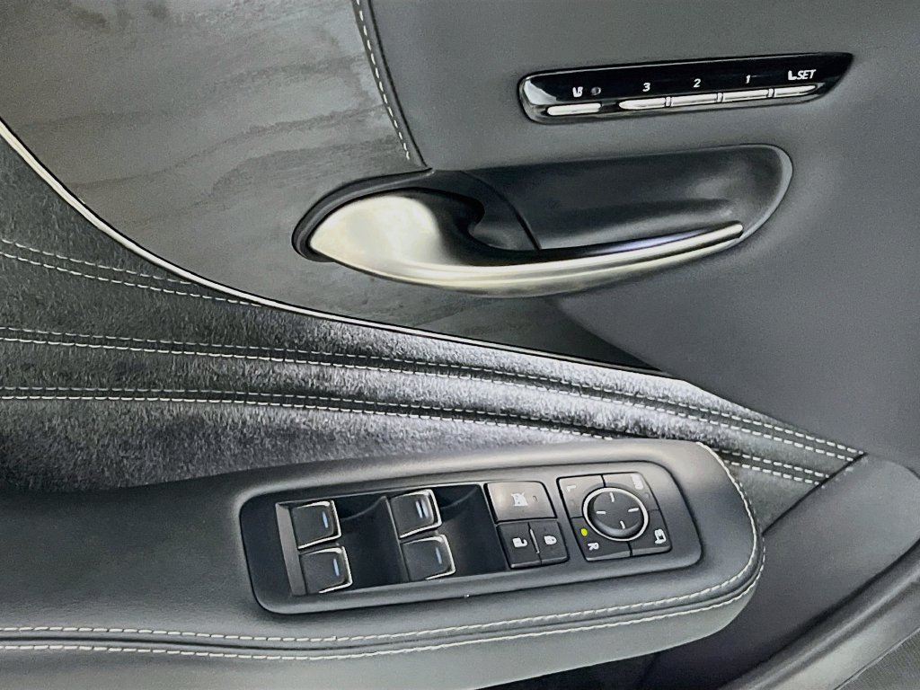 Used 2023 Lexus LS 500 w/ Accessory Package (Z2) RWD image 14