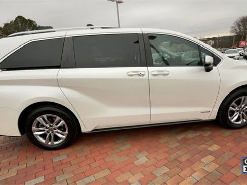 Used 2021 Toyota Sienna Limited image 2