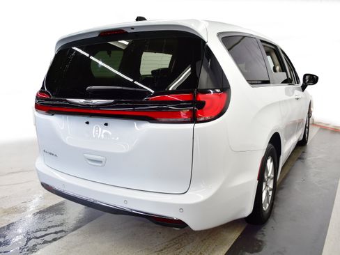 Used 2024 Chrysler Pacifica Touring-L FWD image 7