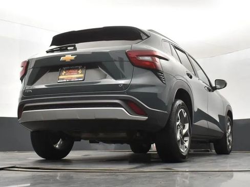 Used 2025 Chevrolet Trax LT image 13