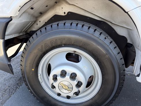 Used 2021 Chevrolet Express 3500 w/ Driver Convenience Package image 38