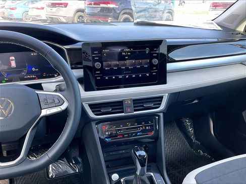 New 2026 Volkswagen Taos SE image 13