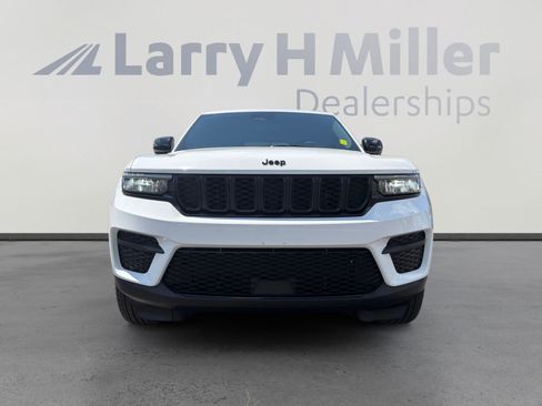 Used 2024 Jeep Grand Cherokee Altitude AWD/4WD image 8