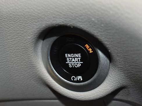 Used 2024 Chrysler Pacifica Touring-L image 39