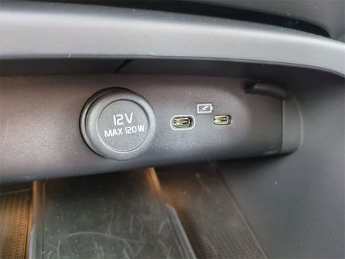 Used 2023 Volvo XC40 B5 Ultimate w/ Protection Package Premier image 23