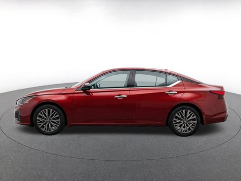 Used 2025 Nissan Altima 2.5 SV FWD image 4