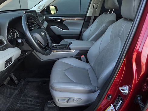 Used 2021 Toyota Highlander Platinum image 19