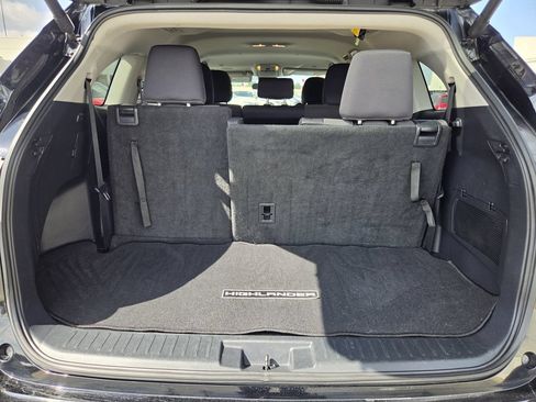 Used 2024 Toyota Highlander LE FWD image 30