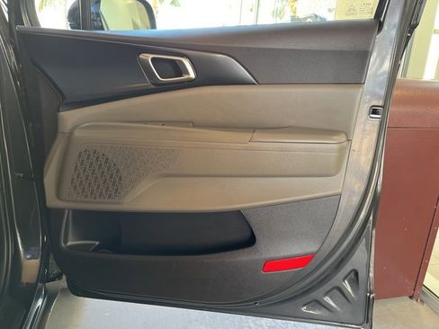 Used 2025 Kia Carnival image 26