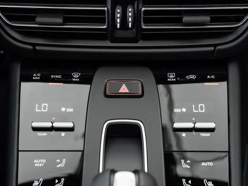 Certified 2025 Porsche Macan AWD/4WD image 19