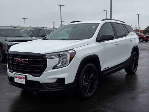 Used 2023 GMC Terrain SLE w/ Driver Convenience Package image 2