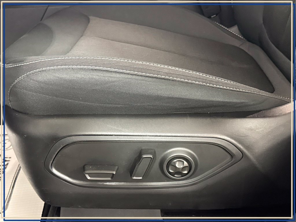 Used 2023 Jeep Grand Cherokee Laredo AWD/4WD image 31