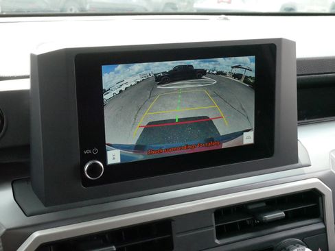 Certified 2025 Toyota Tacoma SR5 AWD/4WD image 32