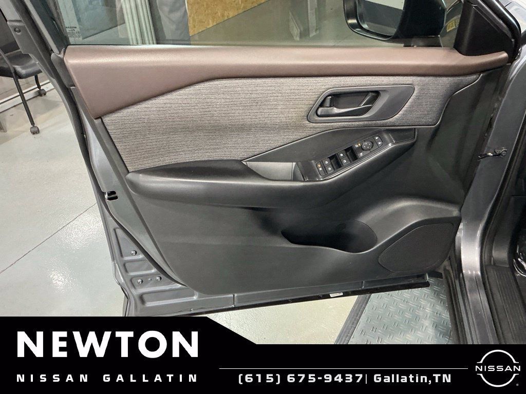 Used 2023 Nissan Rogue S FWD image 30