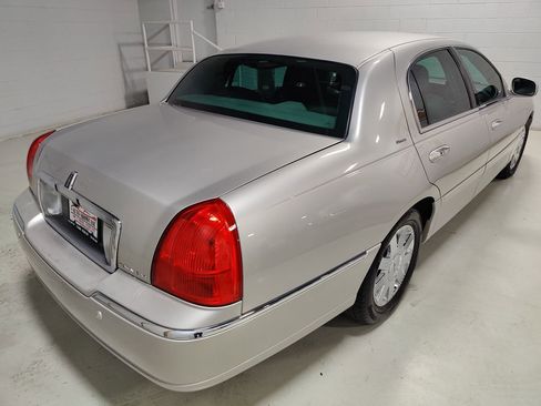 Used 2004 Lincoln Town Car Ultimate image 6