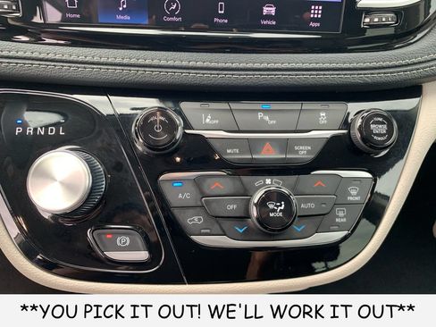 Used 2023 Chrysler Pacifica Touring-L FWD image 20
