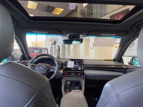 Used 2019 Toyota Avalon Limited image 22