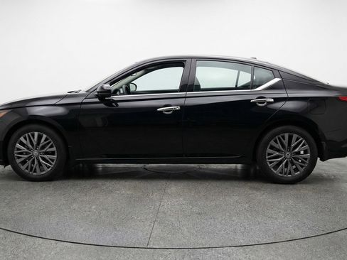 Used 2025 Nissan Altima 2.5 SV FWD image 5
