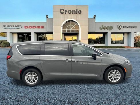 Used 2025 Chrysler Pacifica Select FWD image 2