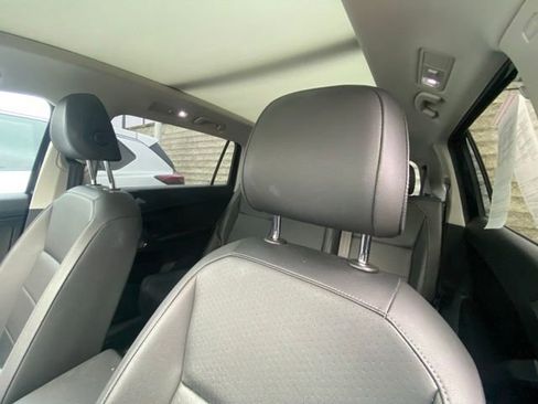 Used 2019 Volkswagen Tiguan SE w/ Panoramic Sunroof Package FWD image 6
