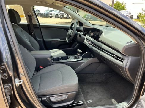Used 2025 Kia K4 LXS FWD image 39