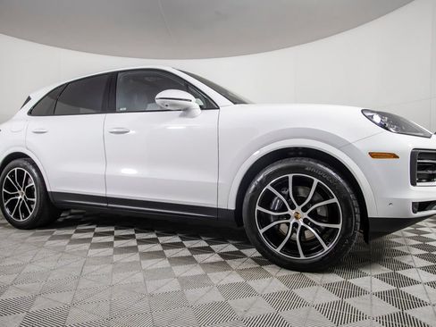 Used 2025 Porsche Cayenne AWD/4WD image 2