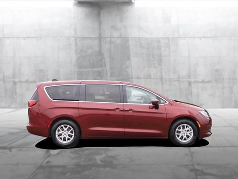 Used 2022 Chrysler Voyager LX FWD image 5