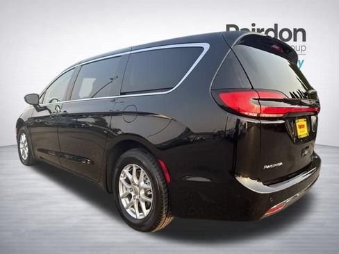 Used 2024 Chrysler Pacifica Touring-L FWD image 5